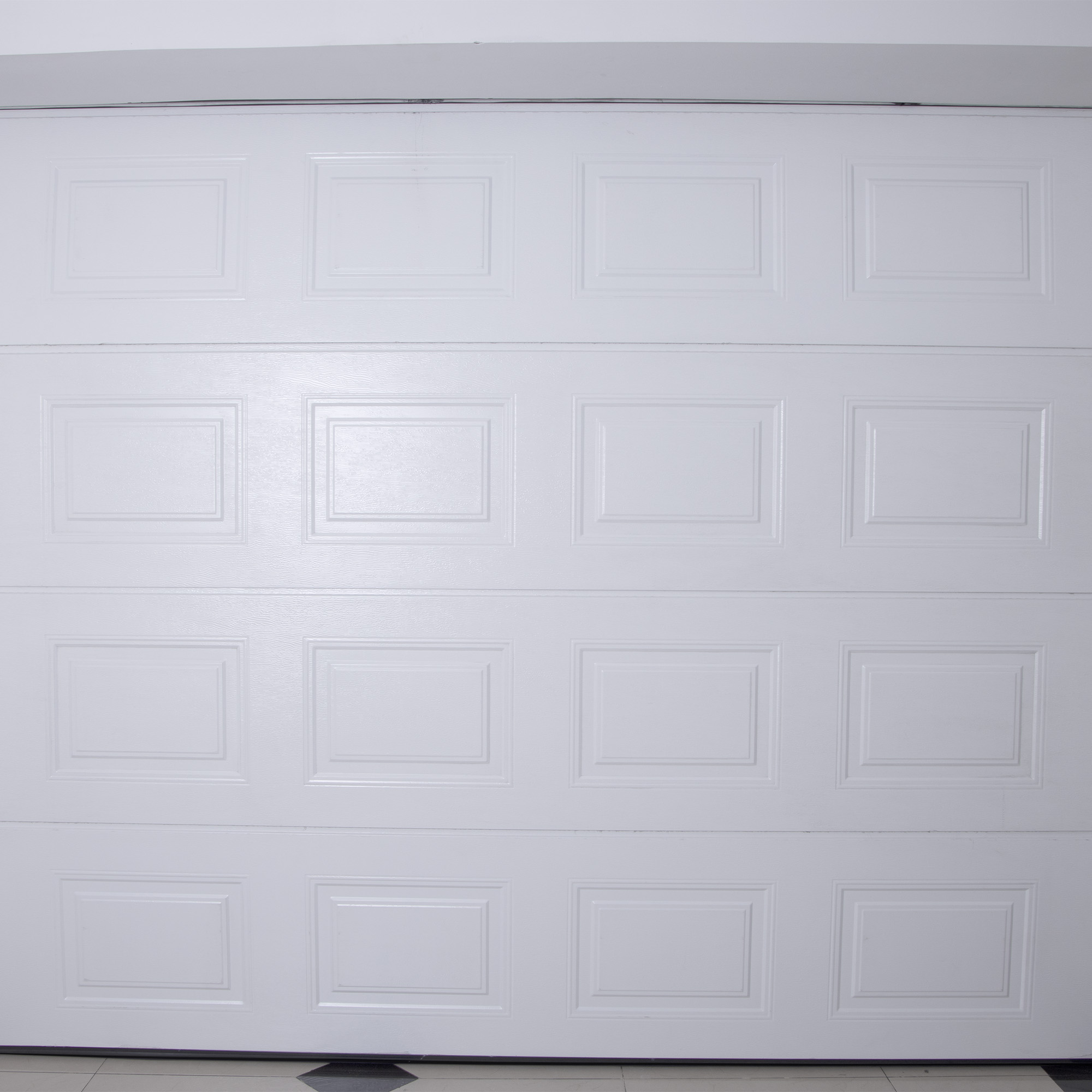 Puerta de garaje automática seccional a cuadros de 2,44 metros x 2,14 metros de alto. KCP200C
