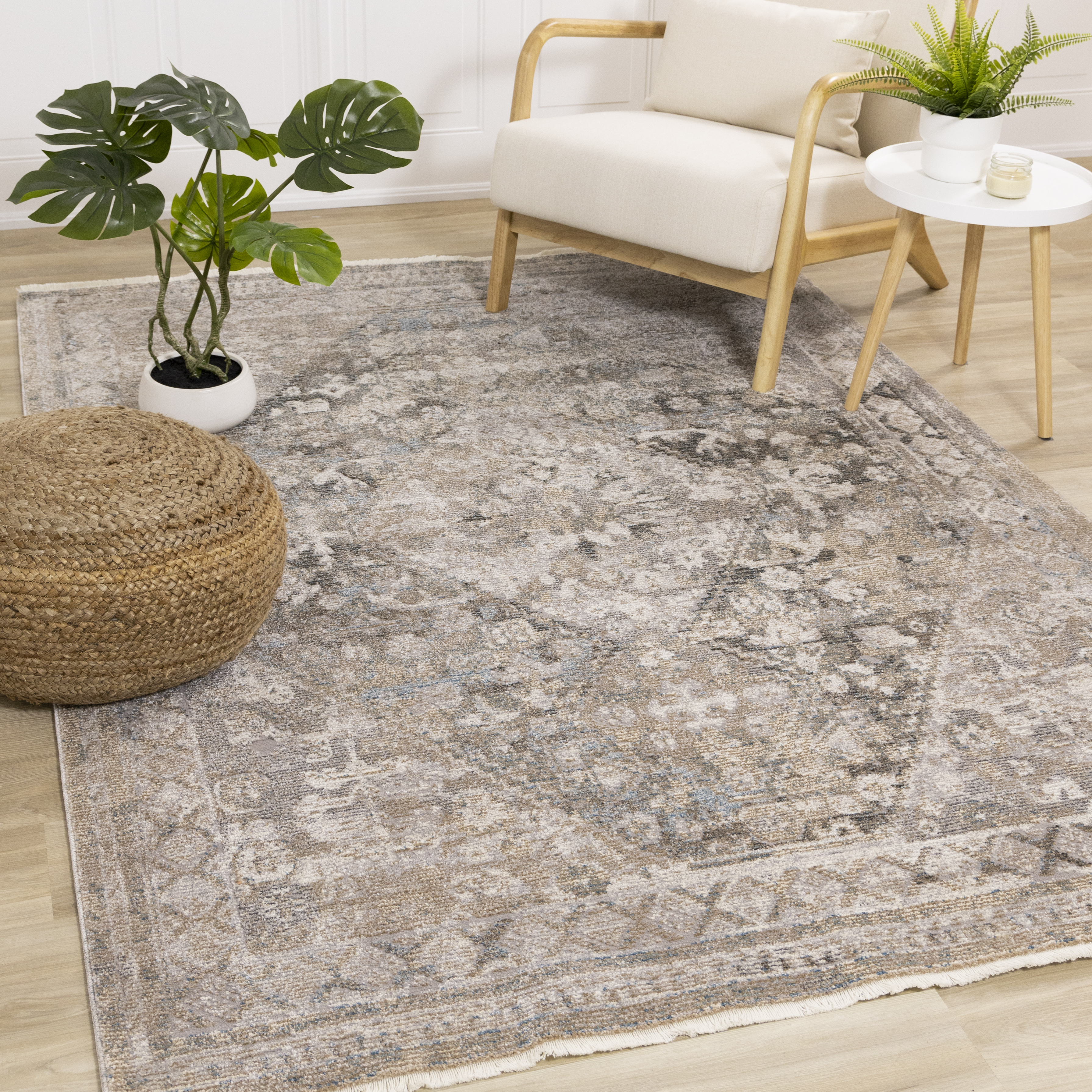 Evora Grey Beige Intricate Traditional Rug, 2'1" x 3'7"