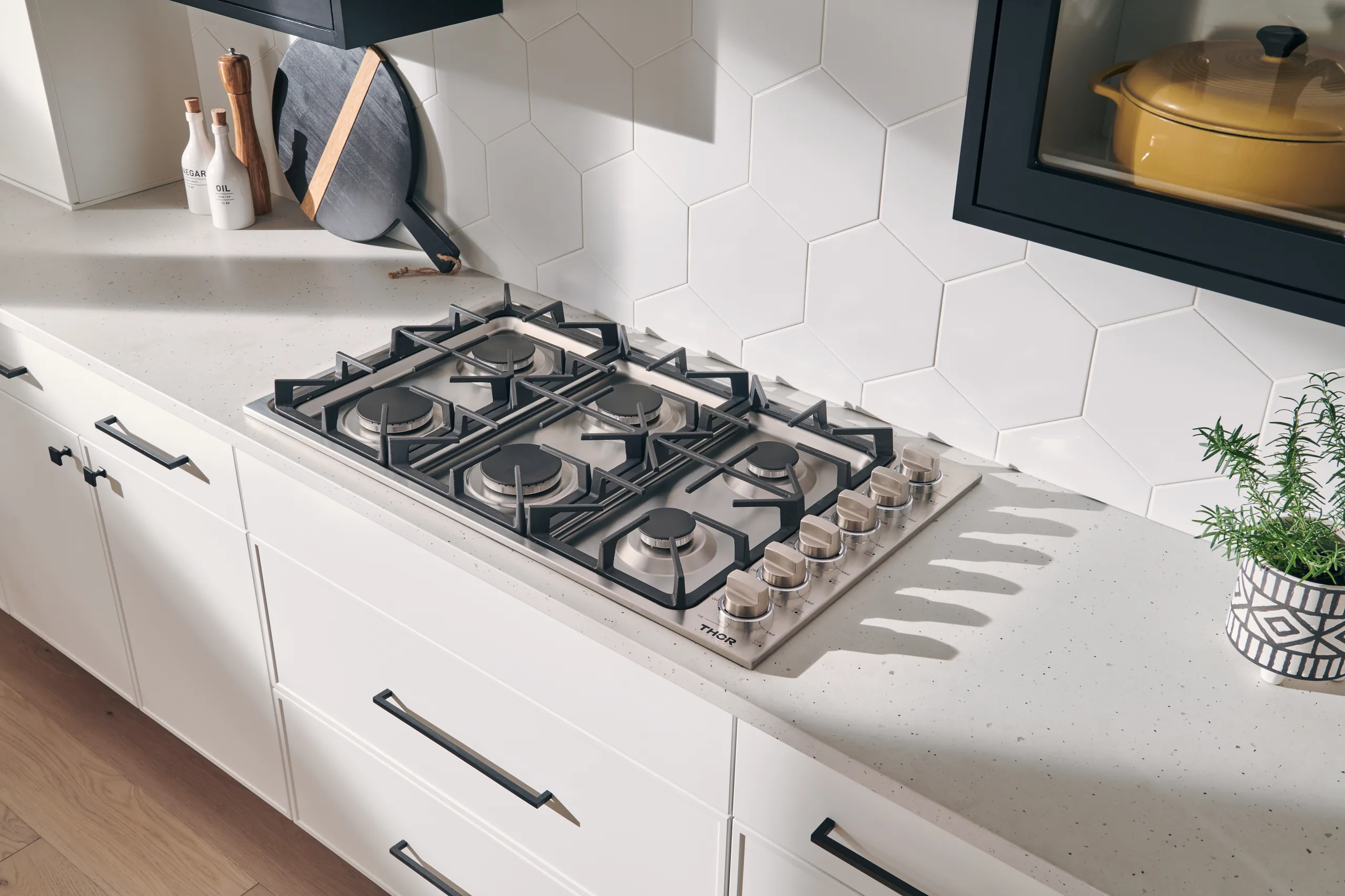 Parrilla de gas Thor Kitchen TGC3601 de 36 pulgadas con quemadores sellados y rejillas continuas de hierro fundido — disponible a través de Artexa México