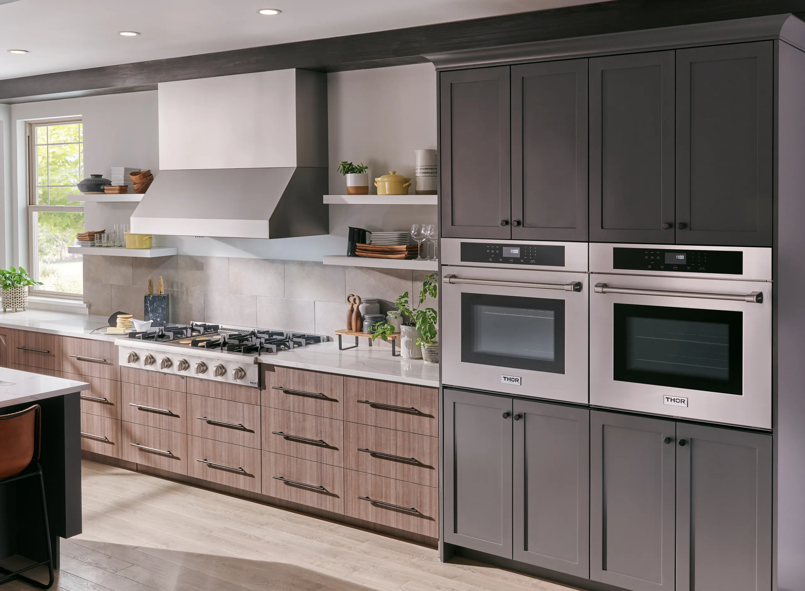 Cocina residencial Thor Kitchen con campana extractora y horno de pared HEW3001 empotrado en acero inoxidable — Artexa, distribuidor oficial de Thor Kitchen en México