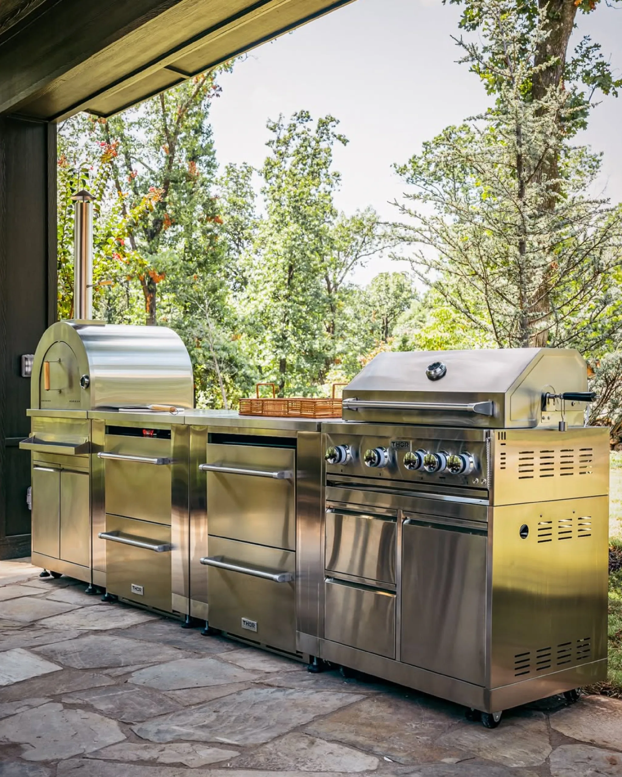Cocina de exterior Thor Kitchen en acero inoxidable con asador de gas y módulos de gabinetería — disponible a través de Artexa México
