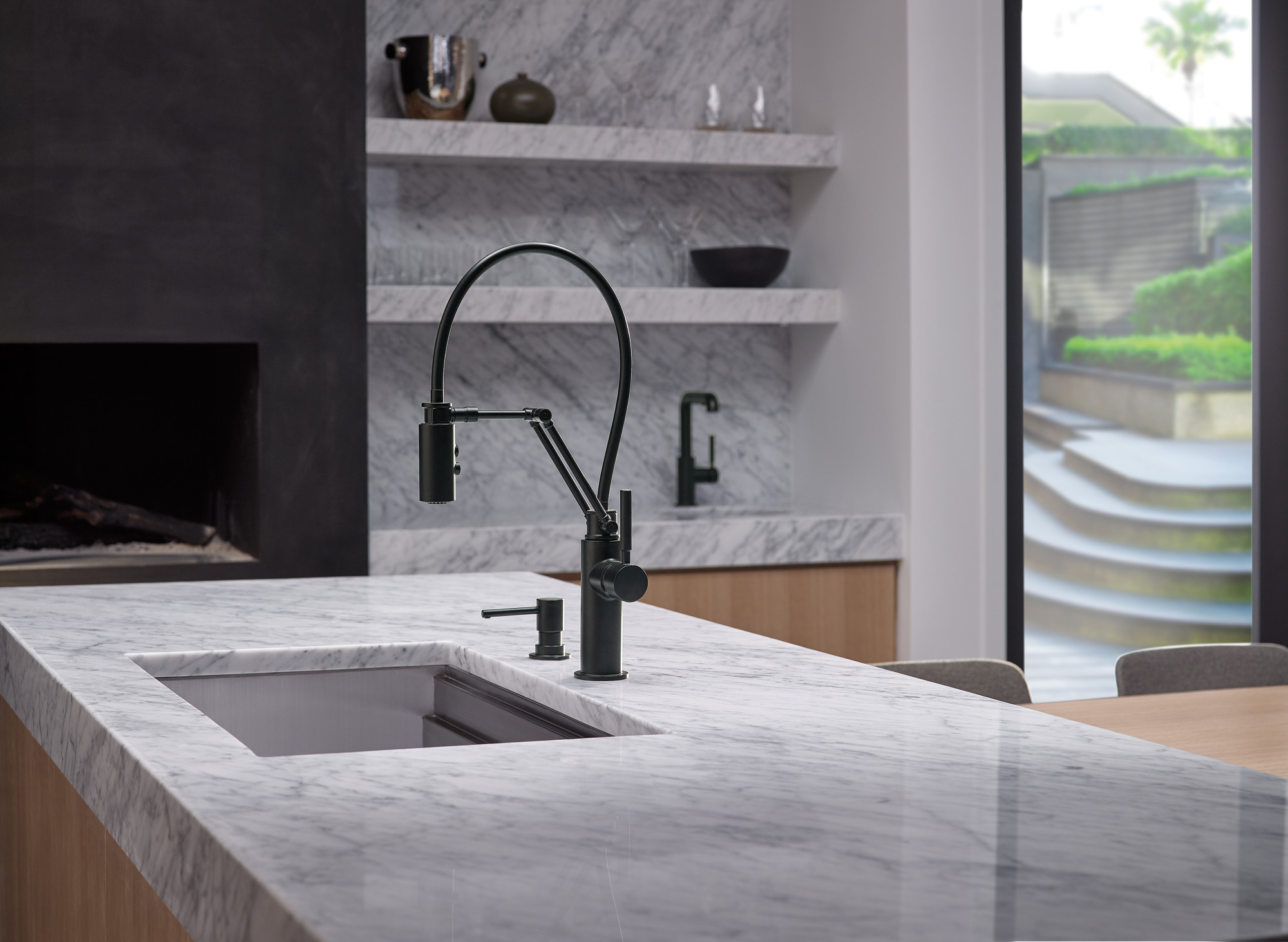 Grifería de cocina Brizo con SmartTouch® y MagneDock®, disponible en Artexa México