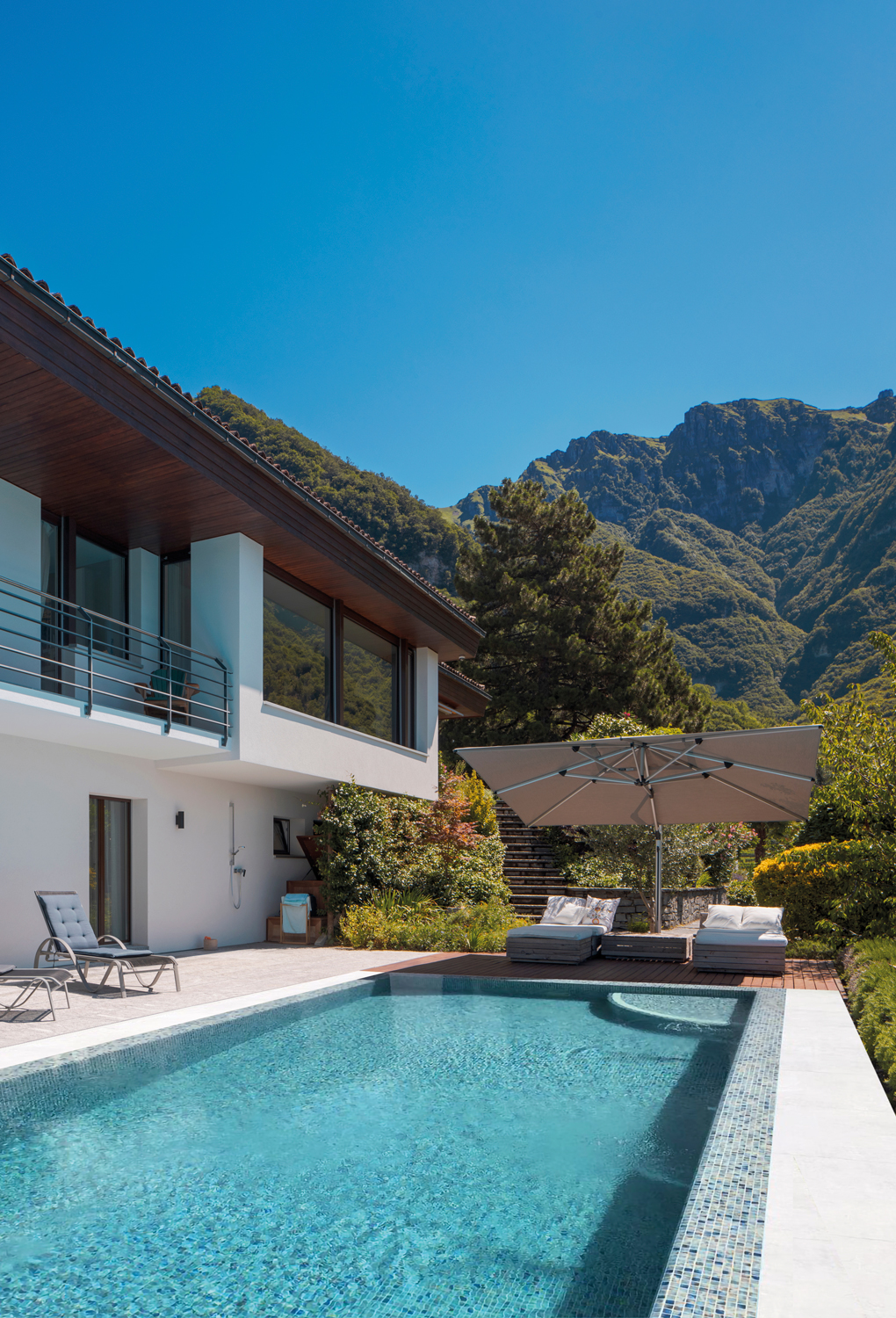 Vanguard Pool Kara Blue en aplicación arquitectónica