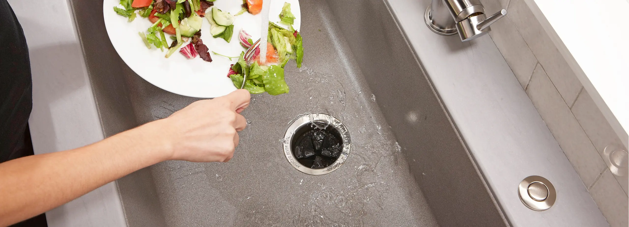 Cocina de diseño con tarja de acero inoxidable — triturador InSinkErator Evolution Plus instalado bajo el fregadero — Artexa, distribuidor oficial de InSinkErator en México