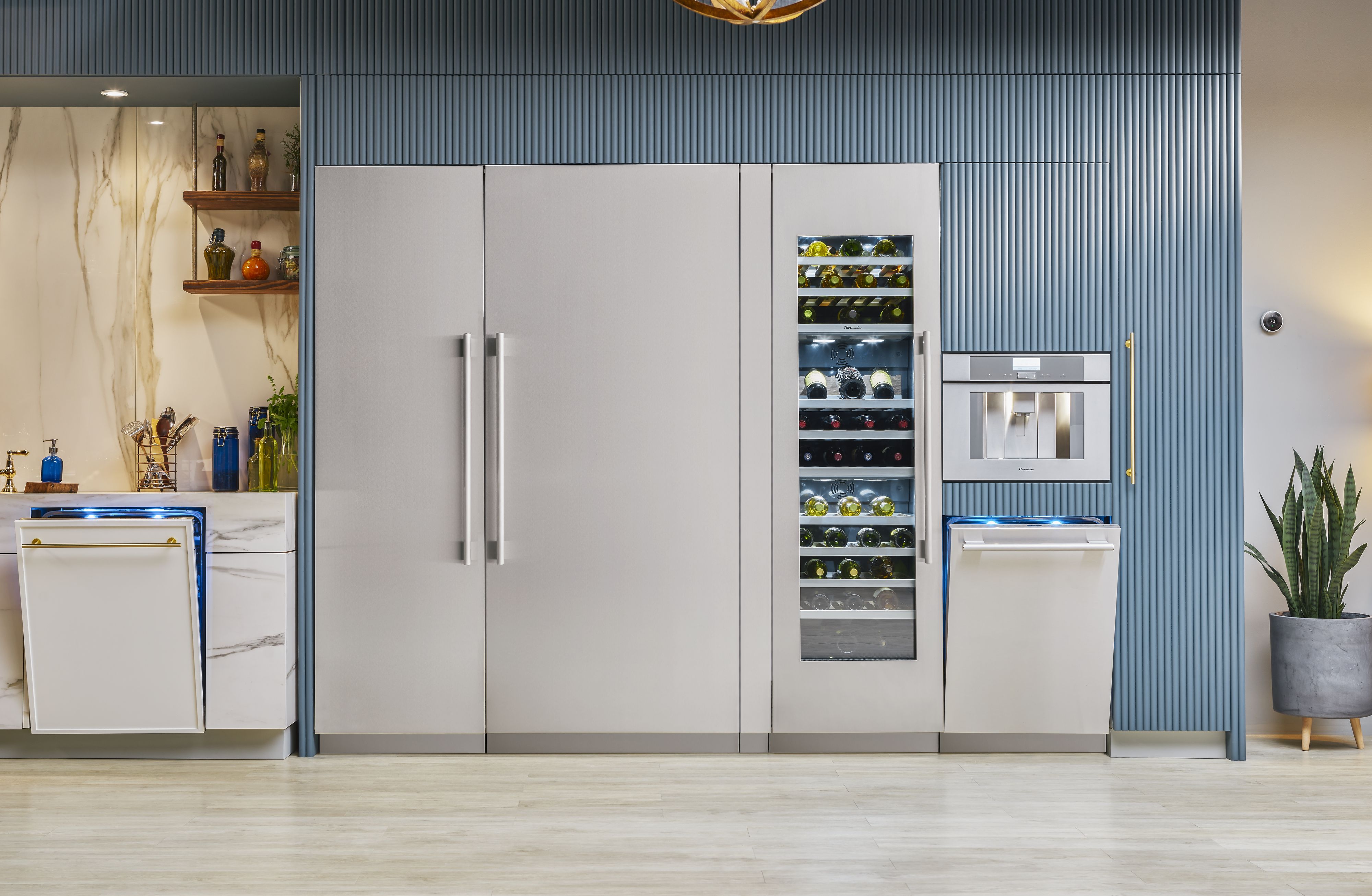 Refrigerador Thermador de columna con interior iluminado y acabado en acero inoxidable, disponible a través de Artexa México
