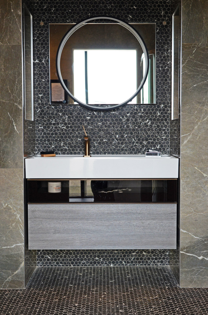 Hex Ecostones Nero Marquina M en aplicación arquitectónica