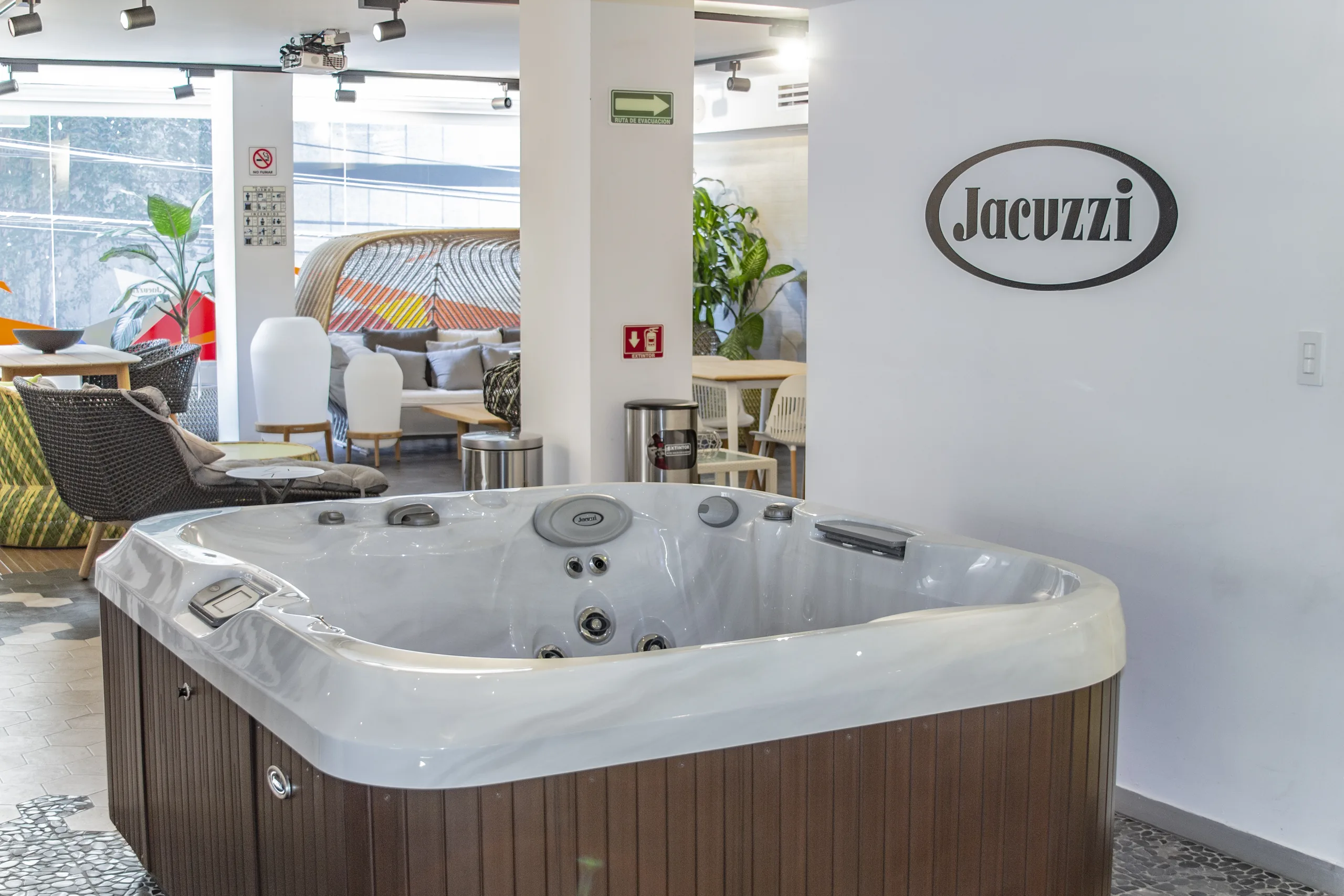 Experience & Design Center de Artexa — showroom con productos Jacuzzi de spa y wellness instalados en México