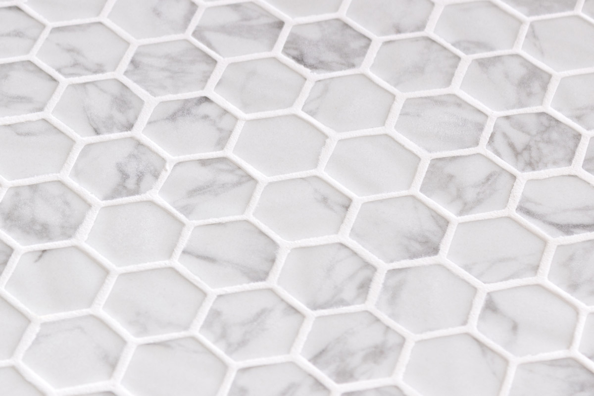 Hex Ecostones Statuario M en aplicación arquitectónica