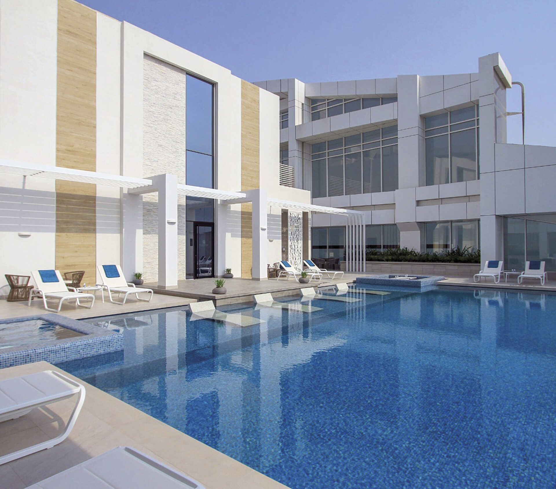 Vanguard Pool Blue Macauba en aplicación arquitectónica