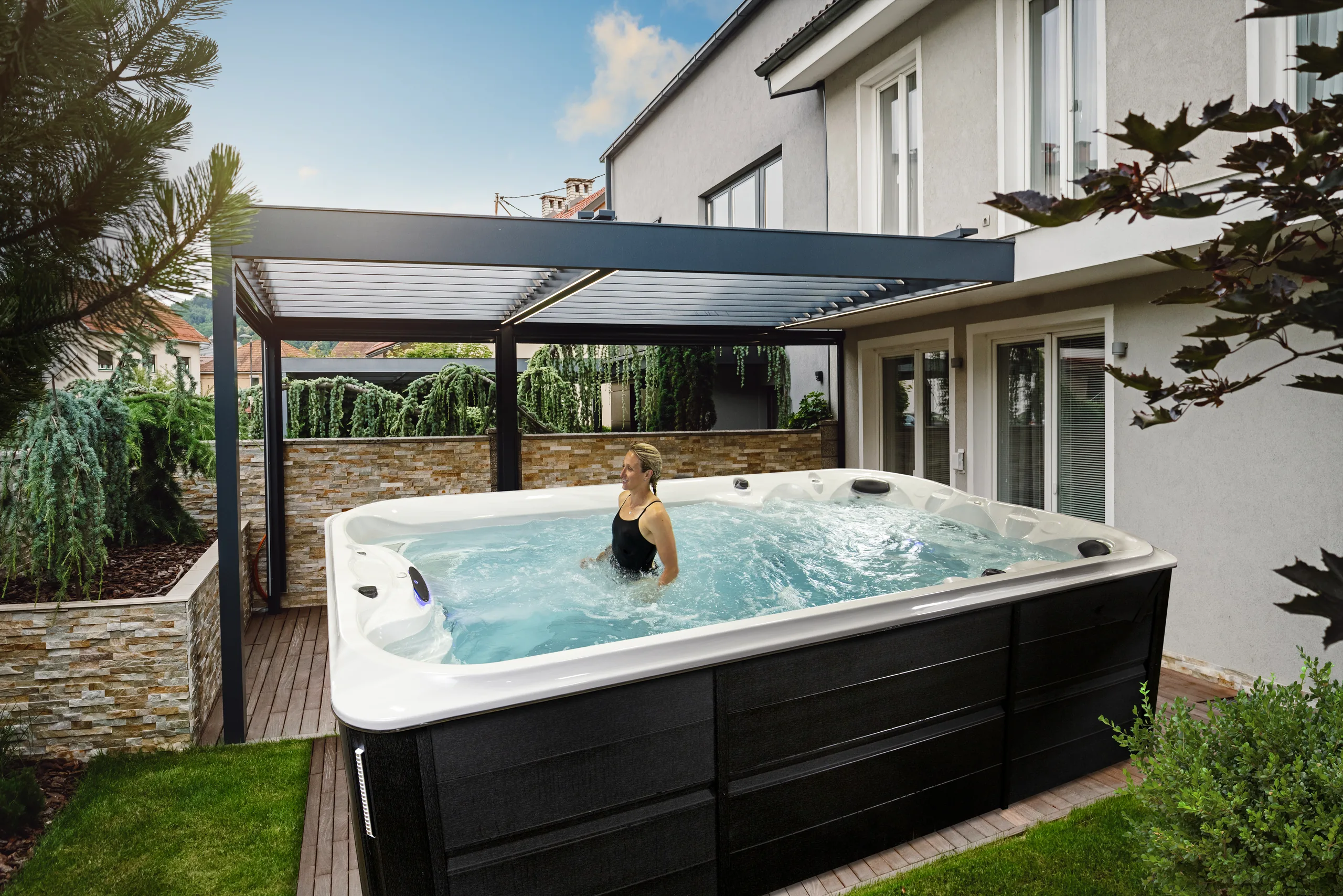 Jacuzzi Swim Spa — piscina de nado contracorriente e hidroterapia en un mismo sistema