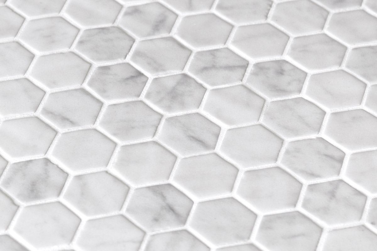 Hex Ecostones Carrara M en aplicación arquitectónica