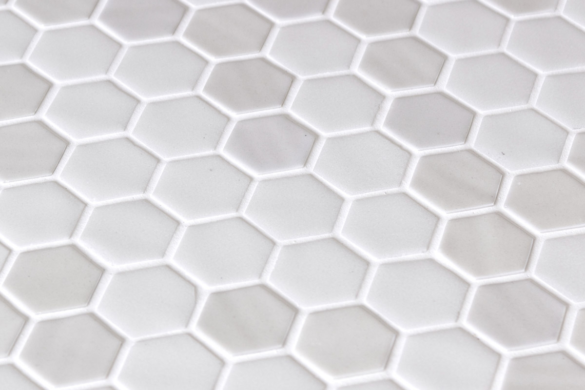 Hex Stoneglass Blends Opalo White M en aplicación arquitectónica