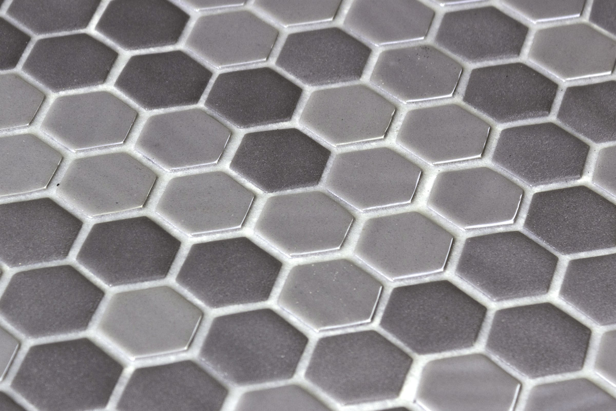 Hex Stoneglass Blends Opalo Grey M en aplicación arquitectónica