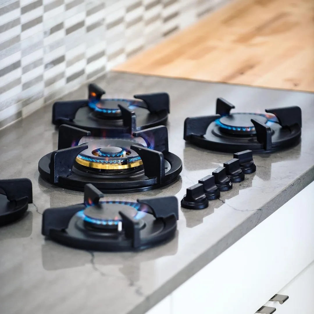 Isla de cocina contemporánea con quemadores Pitt Cooking enrasados al ras de la cubierta oscura — disponible en México a través de Artexa, distribuidor oficial