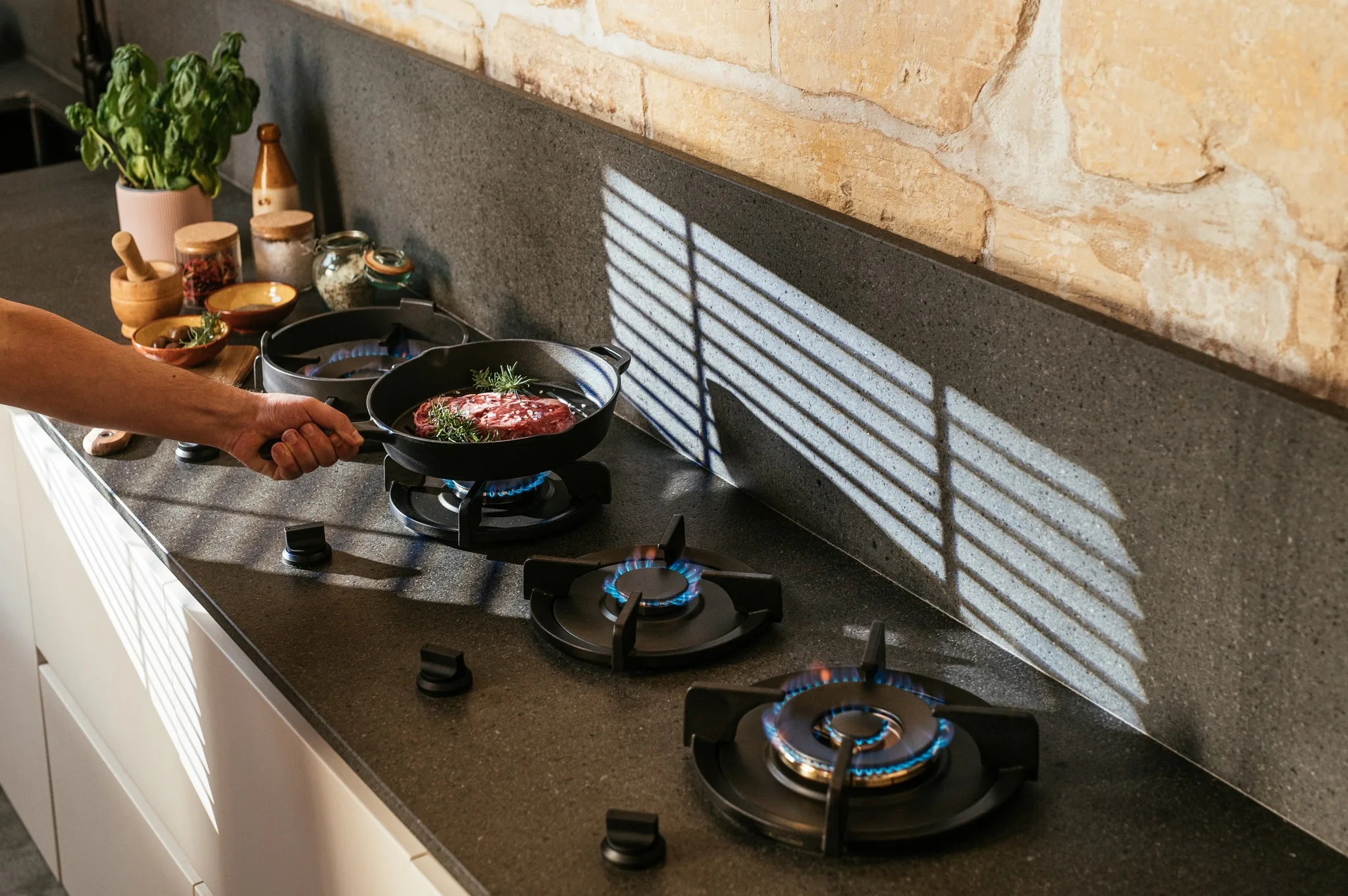 Configuración Pitt Cooking de cuatro quemadores de gas integrados en la cubierta — disponible en Artexa México