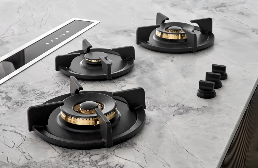 Configuración Pitt Cooking de tres quemadores de gas enrasados al ras de la cubierta — disponible en Artexa México