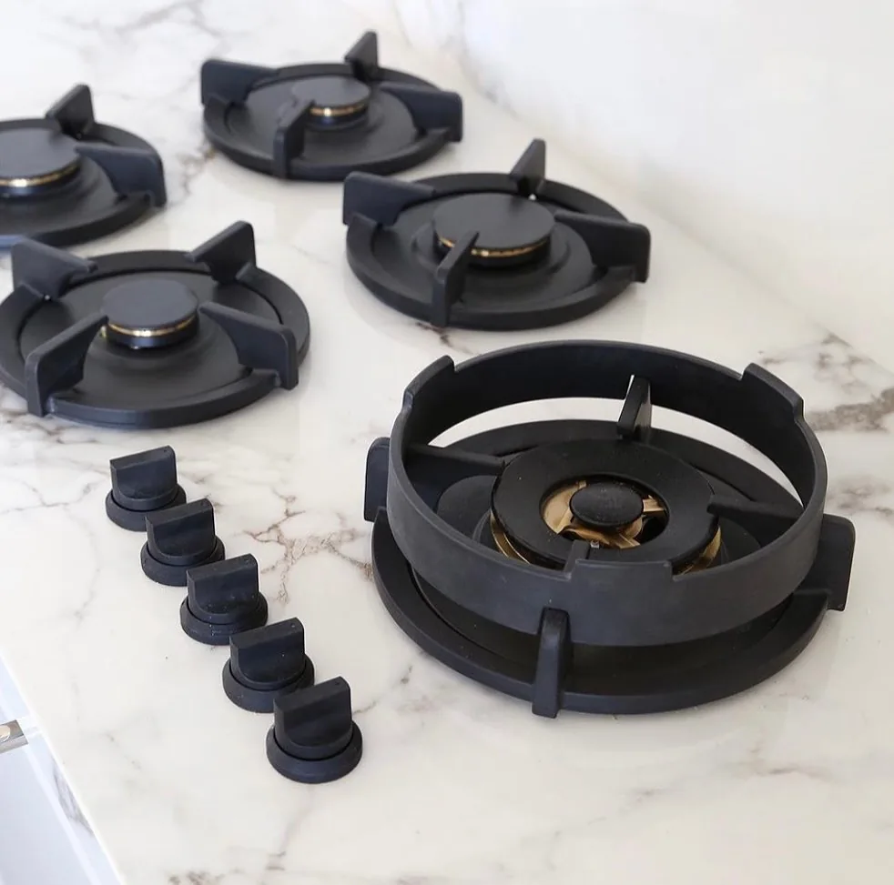 Configuración Pitt Cooking de cinco quemadores de gas en cocina de diseño — disponible en Artexa México