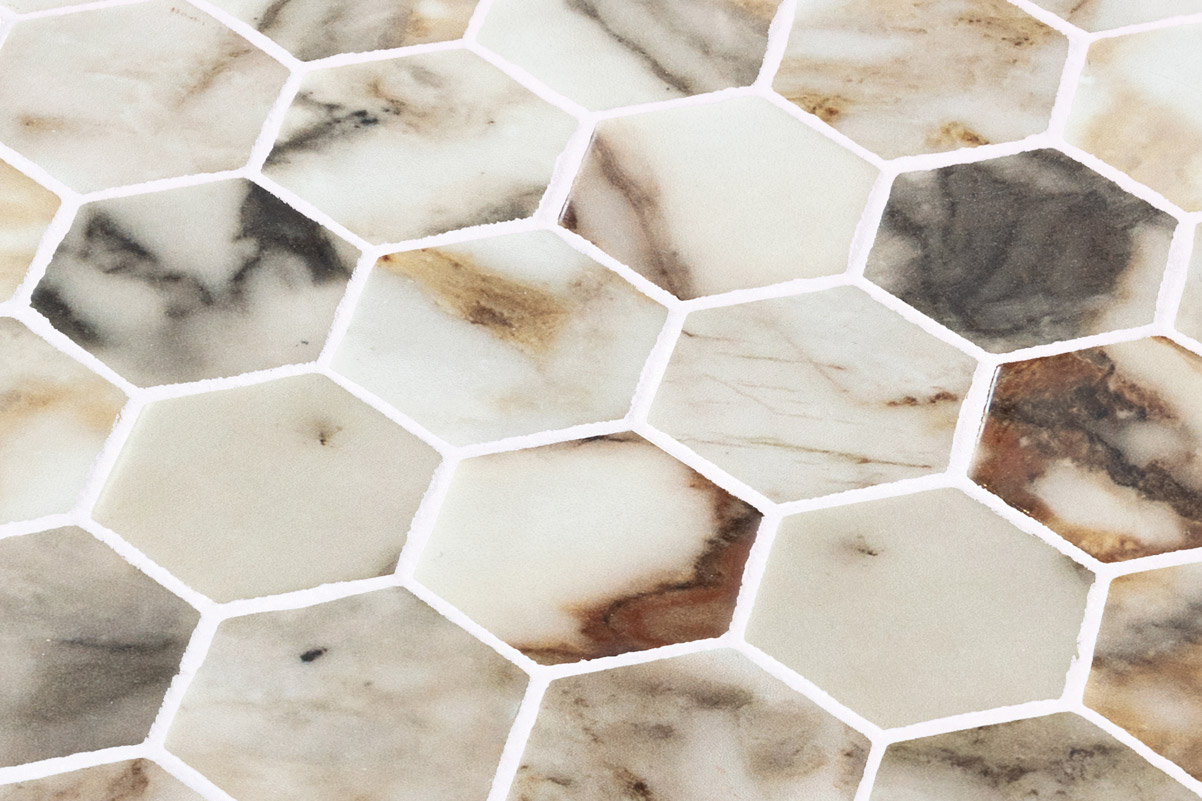 Hex Xl Arabescato Gold Matte en aplicación arquitectónica