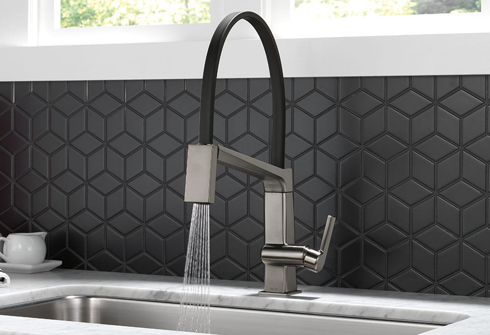 Delta grifería de cocina — colección Antoni con ShieldSpray y MagnaTite Docking