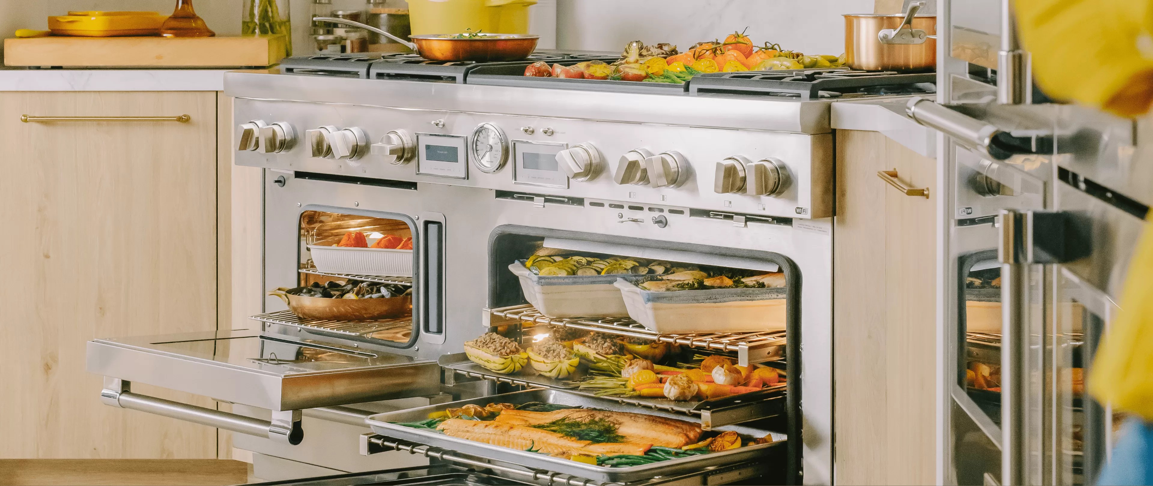 Estufa profesional de piso Thermador con quemadores Star® y horno de convección, disponible a través de Artexa México