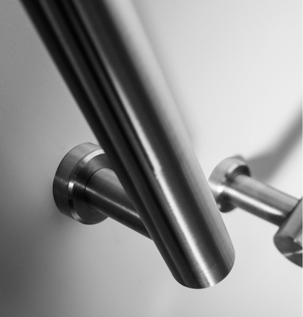 Barras de seguridad Bobrick y Gamco — rectas y abatibles en acero inoxidable, ADA compliant para baños accesibles