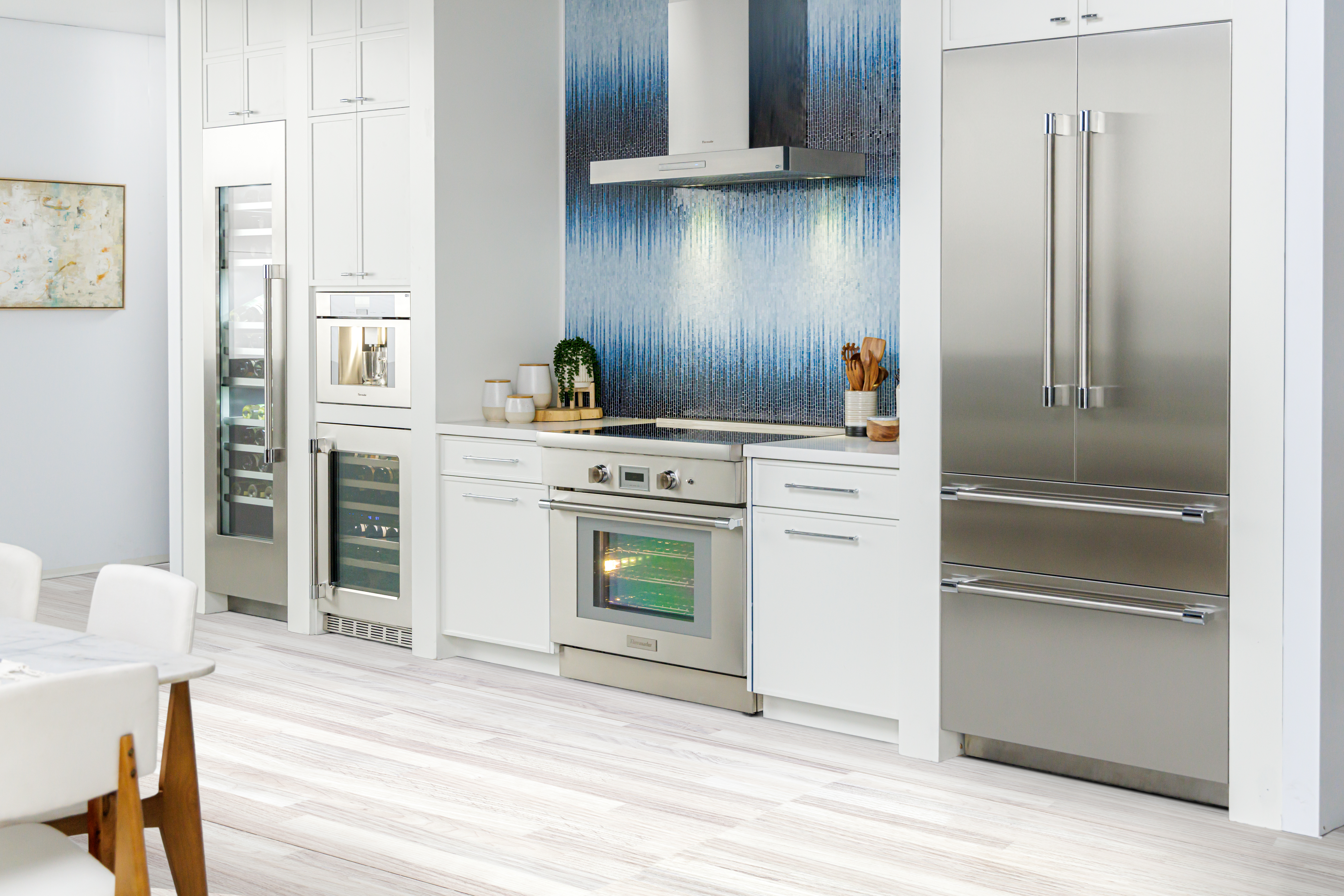 Cocina integral con estufa profesional Thermador de libre instalación y acabados en acero inoxidable — Artexa, distribuidor oficial de Thermador en México