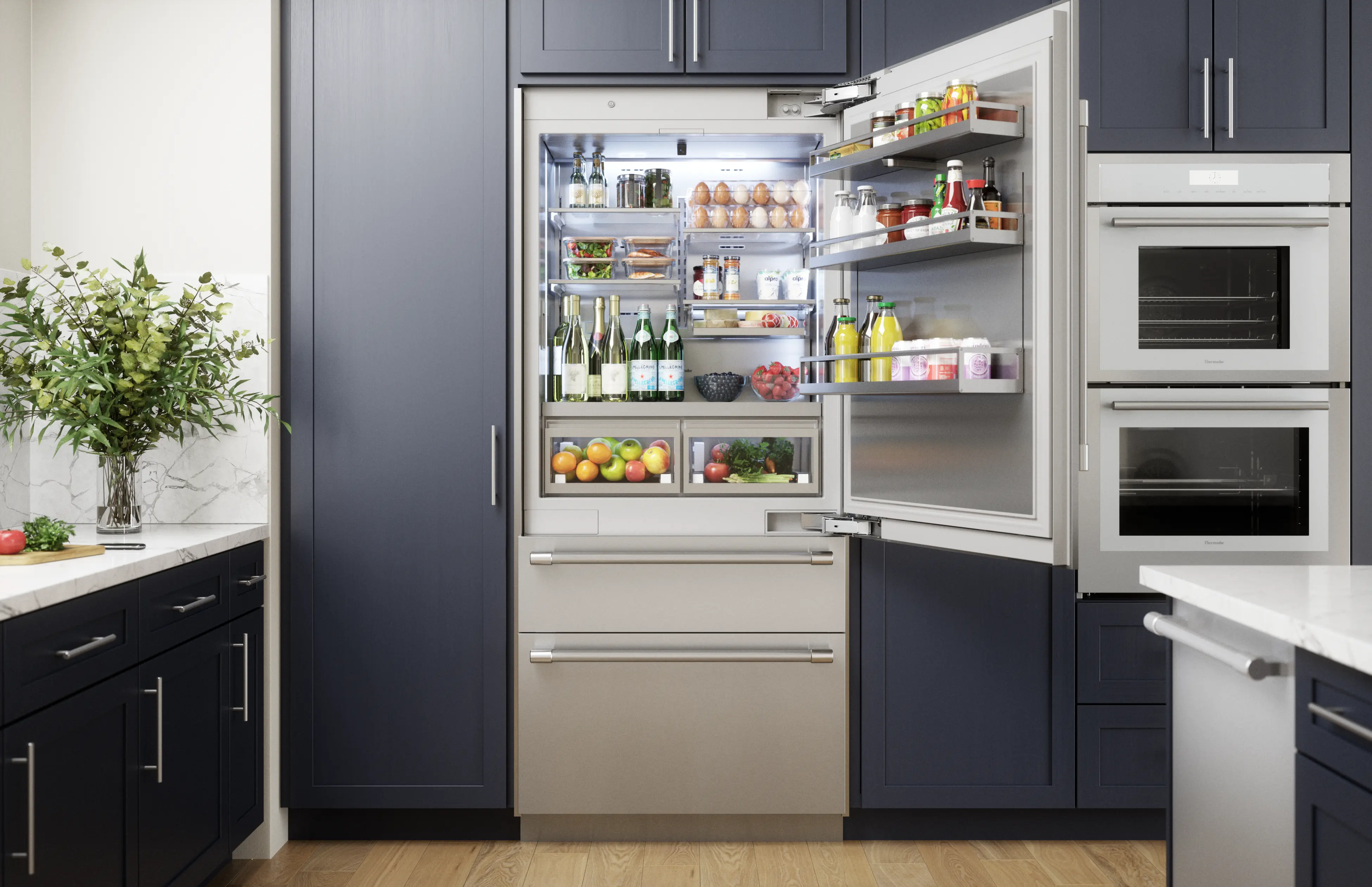 Columna de refrigeración Thermador Freedom® Collection con puerta abierta y estantería iluminada, disponible a través de Artexa México