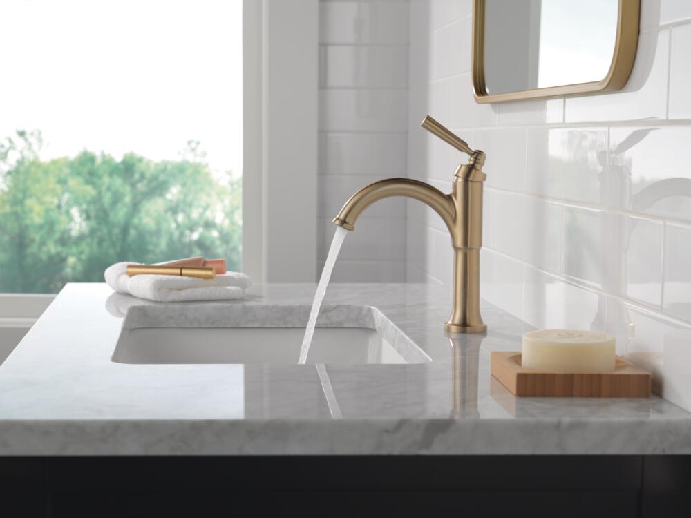 Colección Saylor™ de Delta — estilo modern farmhouse con surtidor geométrico, disponible en Artexa México