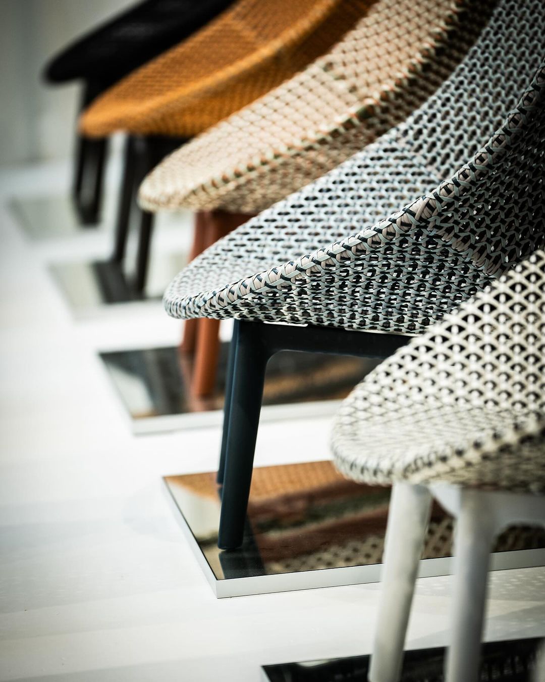 Dedon Sillas y sillones para exterior — colección Tibbo en teca, con estructura de aluminio o teca