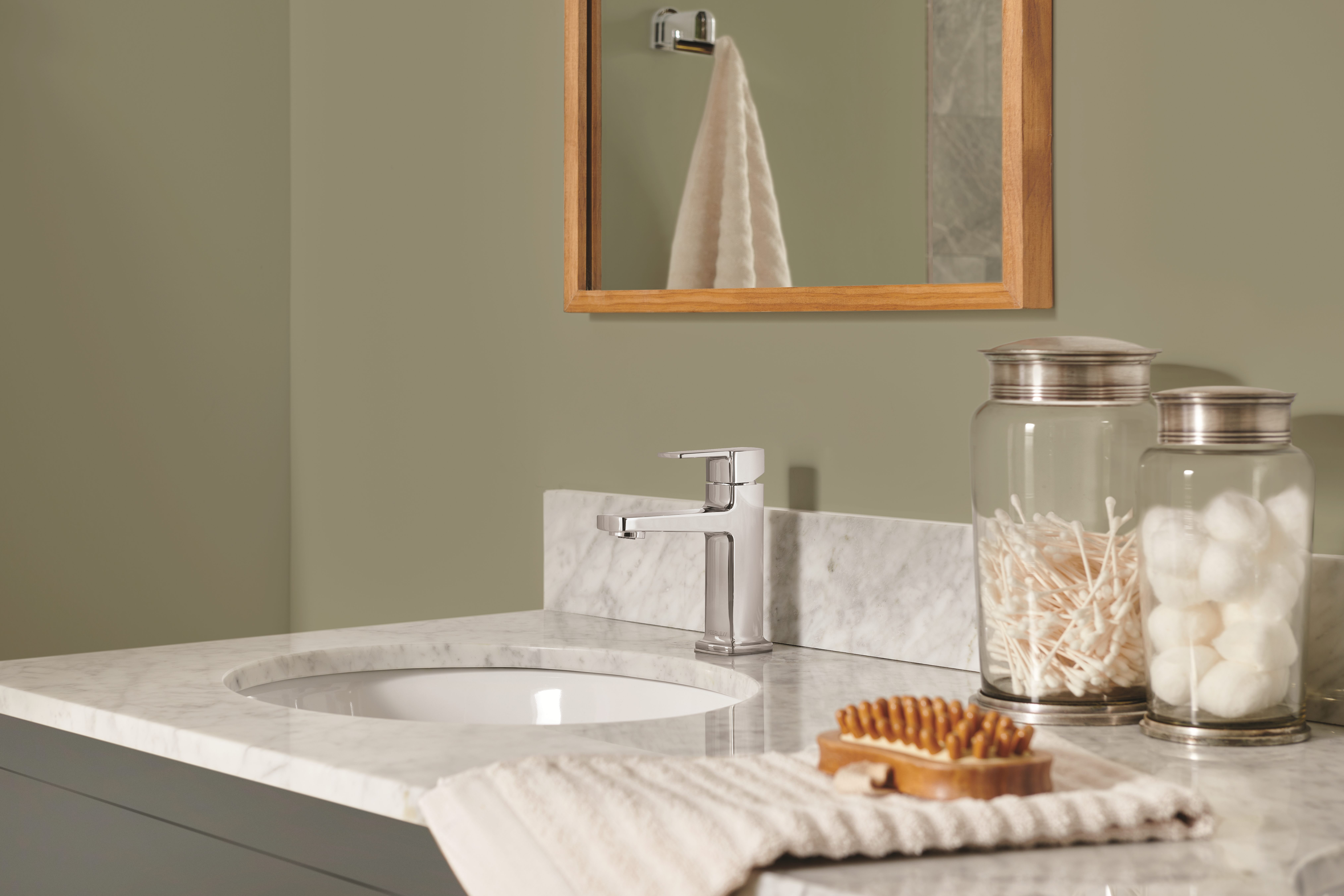 Colección Ezra Peerless — grifería contemporánea de líneas definidas y curvas suaves para baño y cocina, lanzada en KBIS 2024