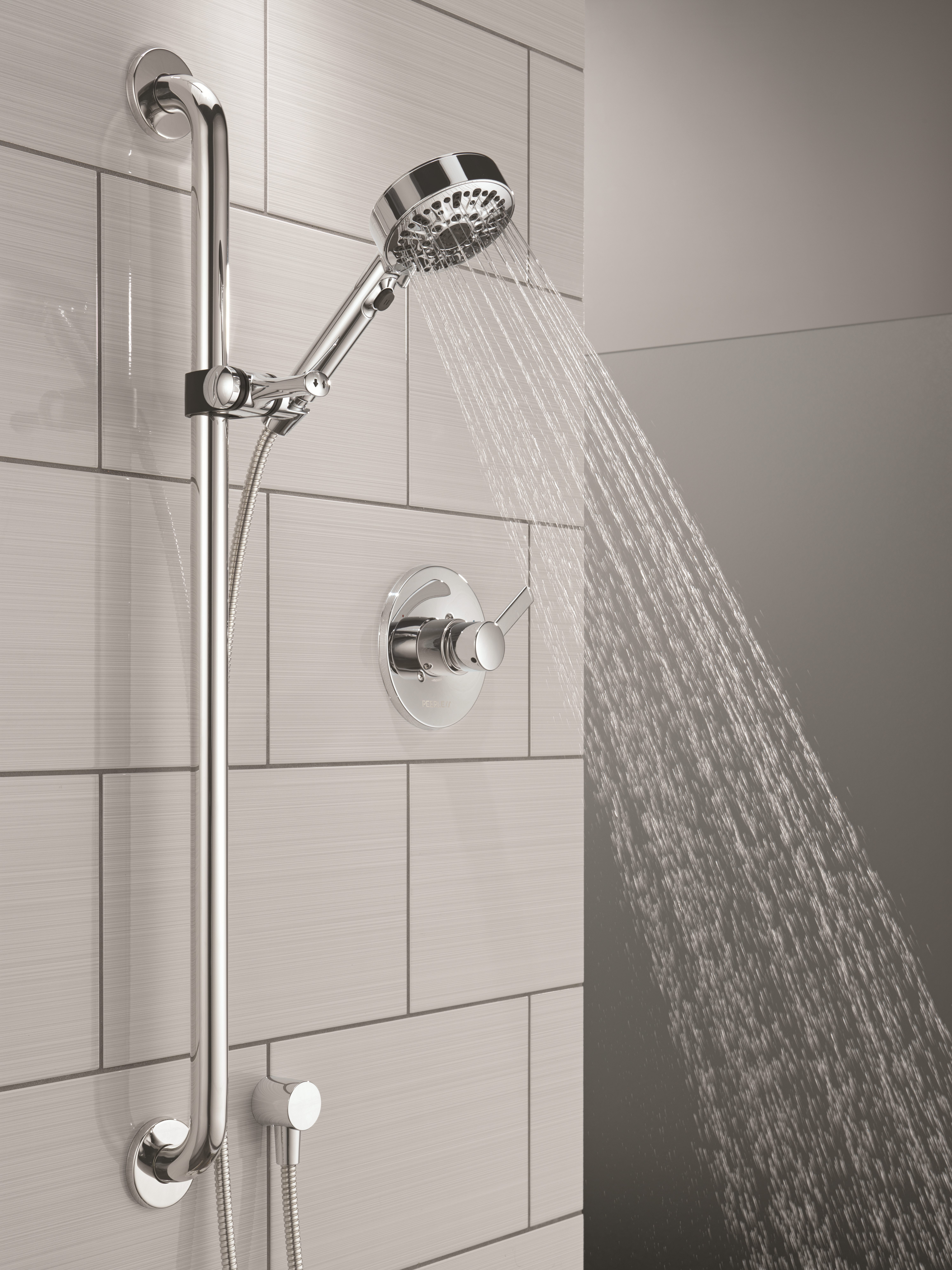 Colección Precept Peerless — línea de baño ADA compliant con tina, ducha, hand shower y accesorios line-matched para espacios accesibles
