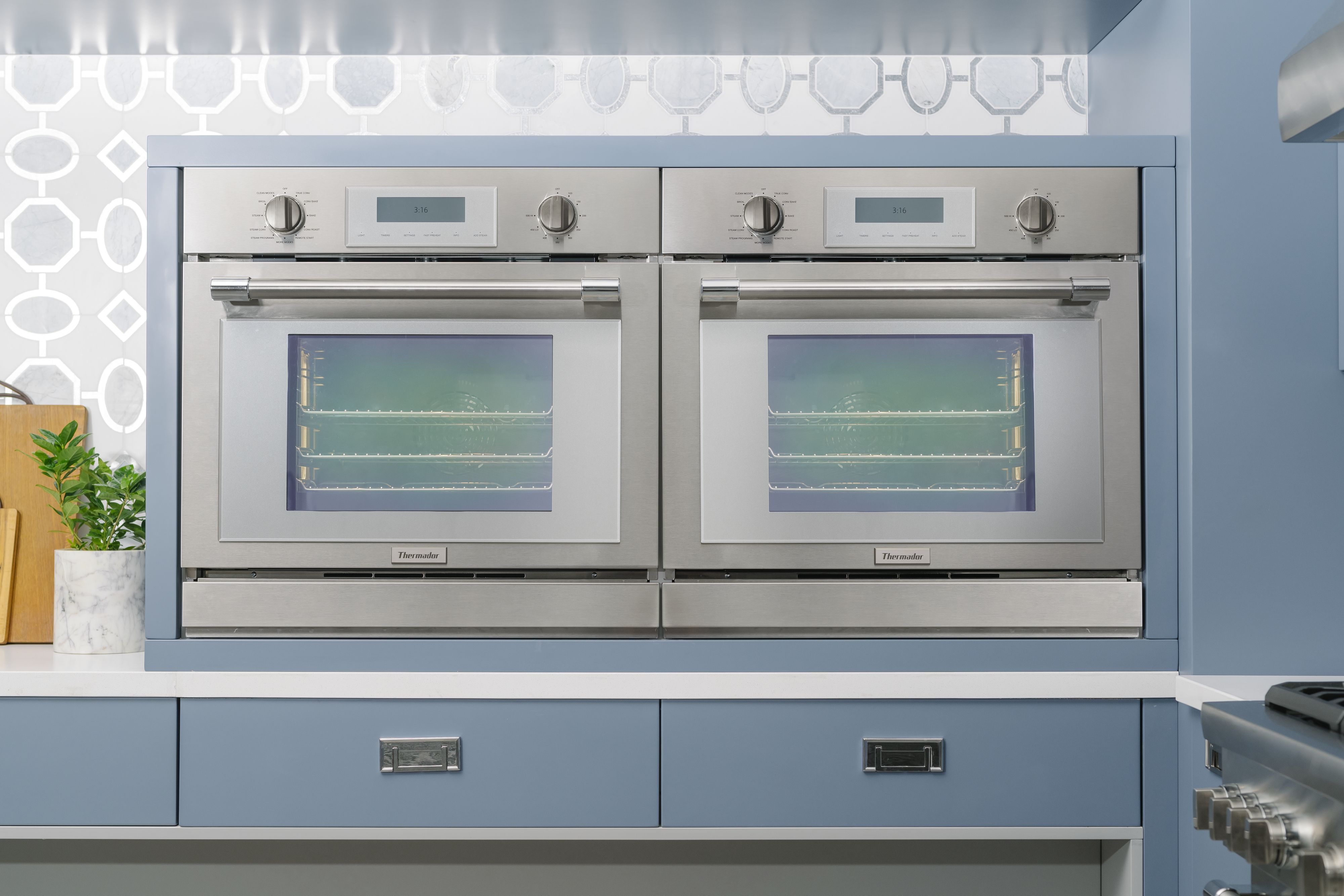 Horno de pared empotrado Thermador en acero inoxidable con convección verdadera, disponible a través de Artexa México