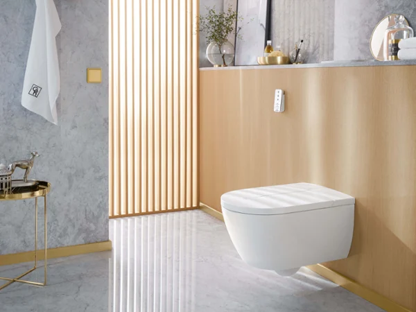 Inodoro inteligente Villeroy & Boch ViClean en blanco instalado en baño gris — cerámica sin reborde DirectFlush