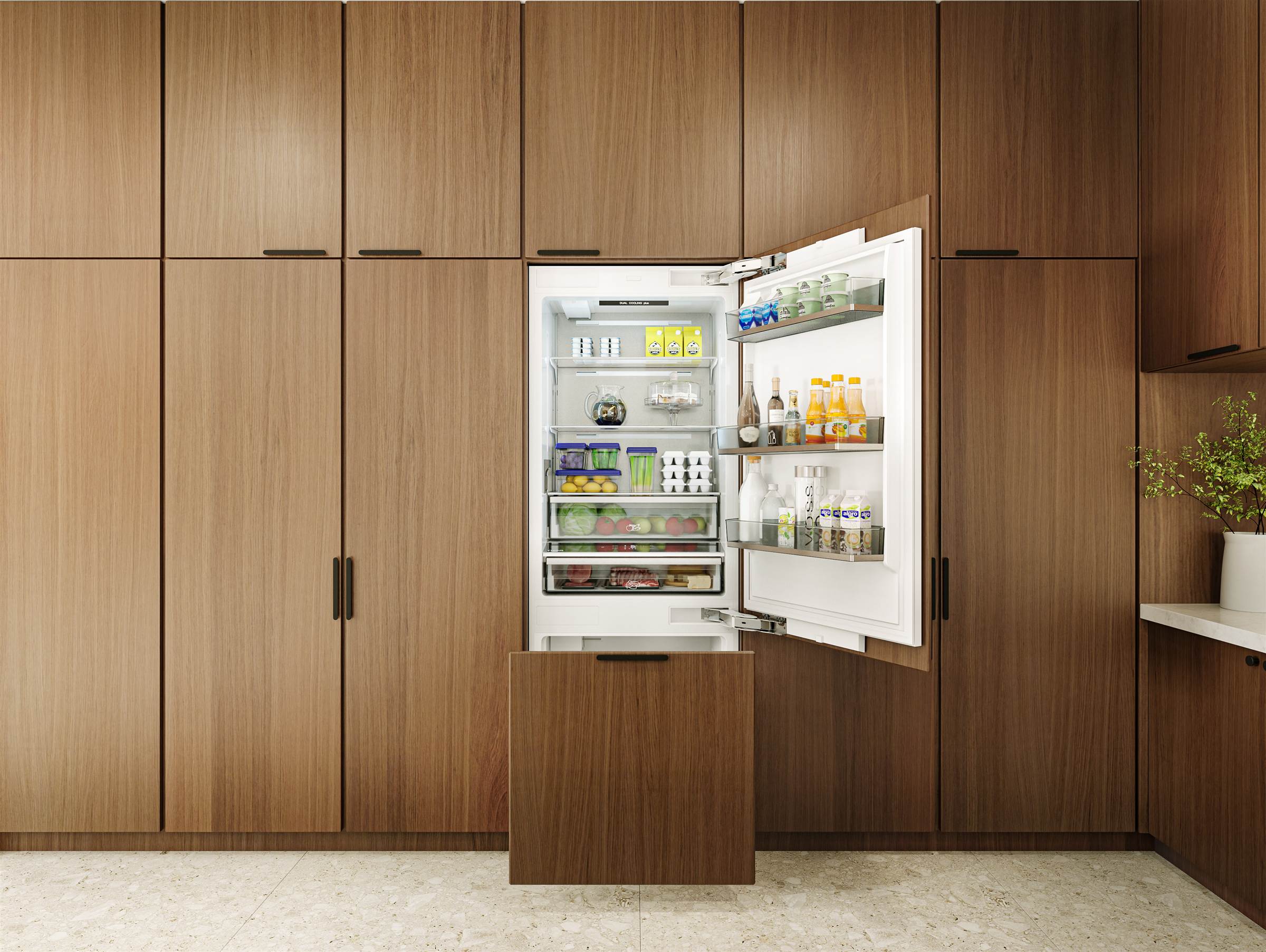 Refrigerador integrado panel-ready de Thor Kitchen instalado al ras de la cabinetería en una cocina de maderas cálidas — disponible a través de Artexa México