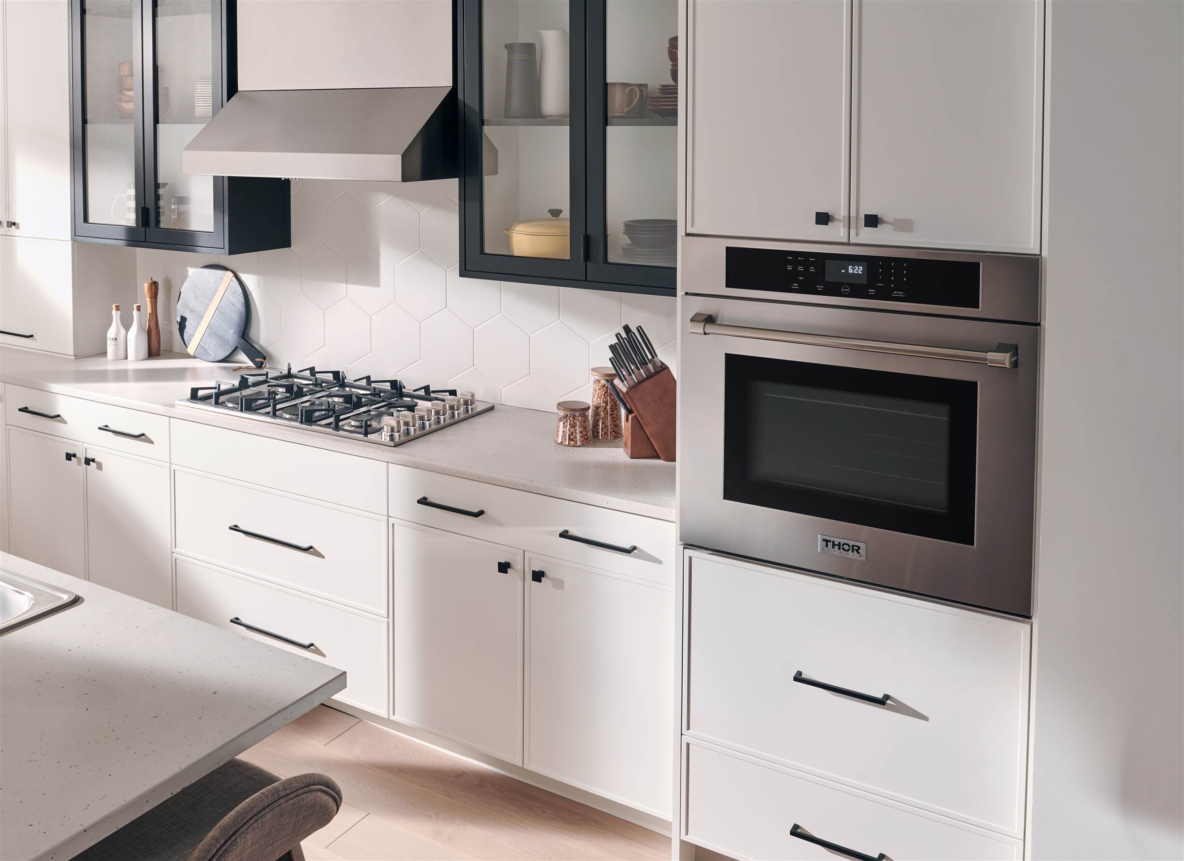 Cocina con parrilla de gas Thor Kitchen y horno de pared empotrado en columna de cabinetería — disponible a través de Artexa México