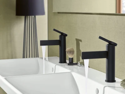 Monomando de lavabo Villeroy & Boch Dawn en negro mate sobre lavabo de cerámica blanca
