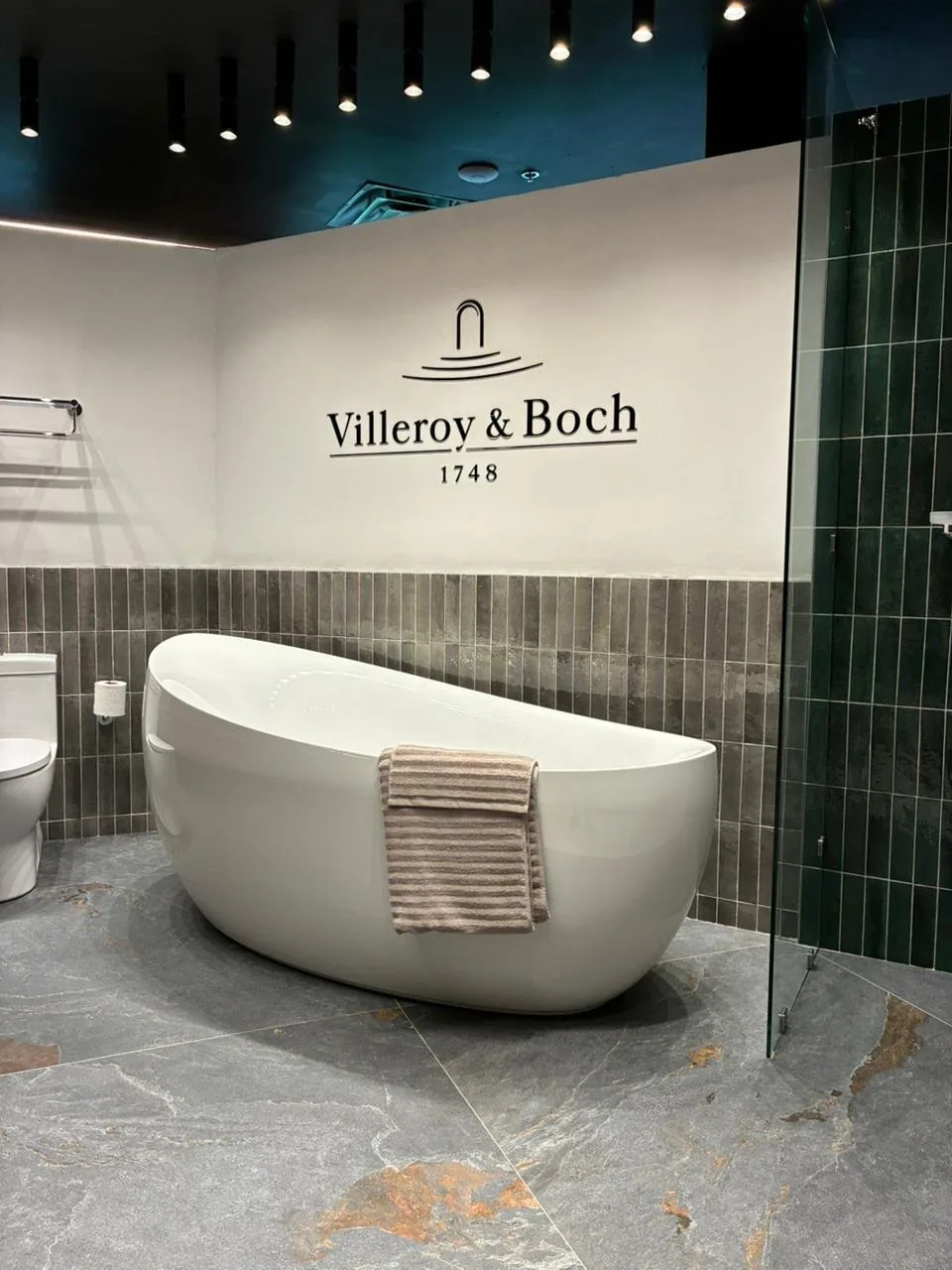 Experience & Design Center Artexa — espacio de especificación con cerámica y sanitarios Villeroy & Boch instalados