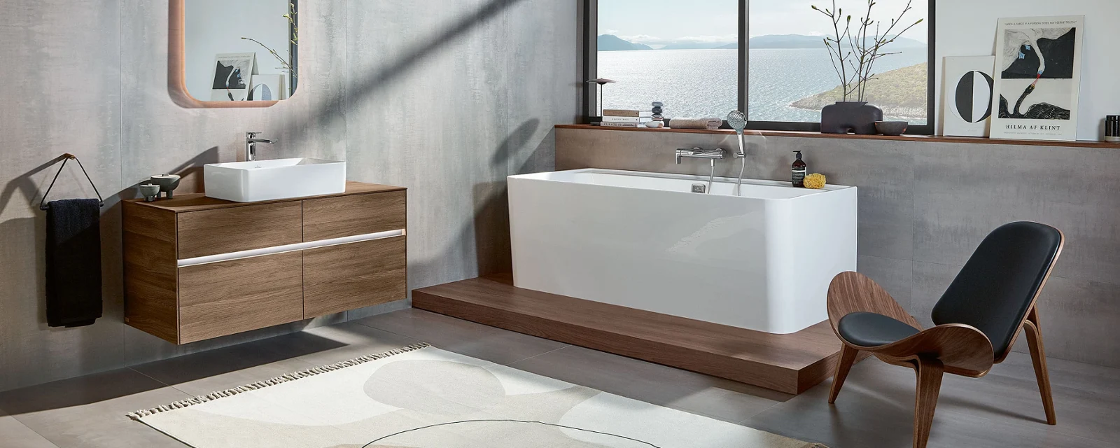 Tina Villeroy & Boch Collaro en baño con piso de madera — programa de baño completo