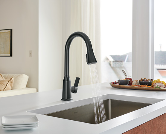 Grifería de cocina Peerless — kitchen faucet pull-down monomando en cocina contemporánea, disponible a través de Artexa en México