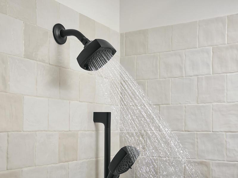 Grifería de ducha Peerless — regadera y ducha de mano en baño contemporáneo, disponible a través de Artexa en México