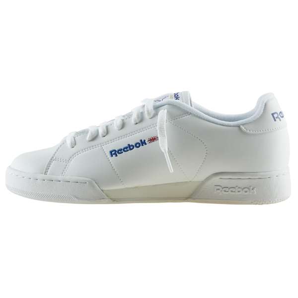 Esta versión relajada del clásico de 1985 tiene las mismas líneas limpias y la misma suela dentada única que el original. image number 7