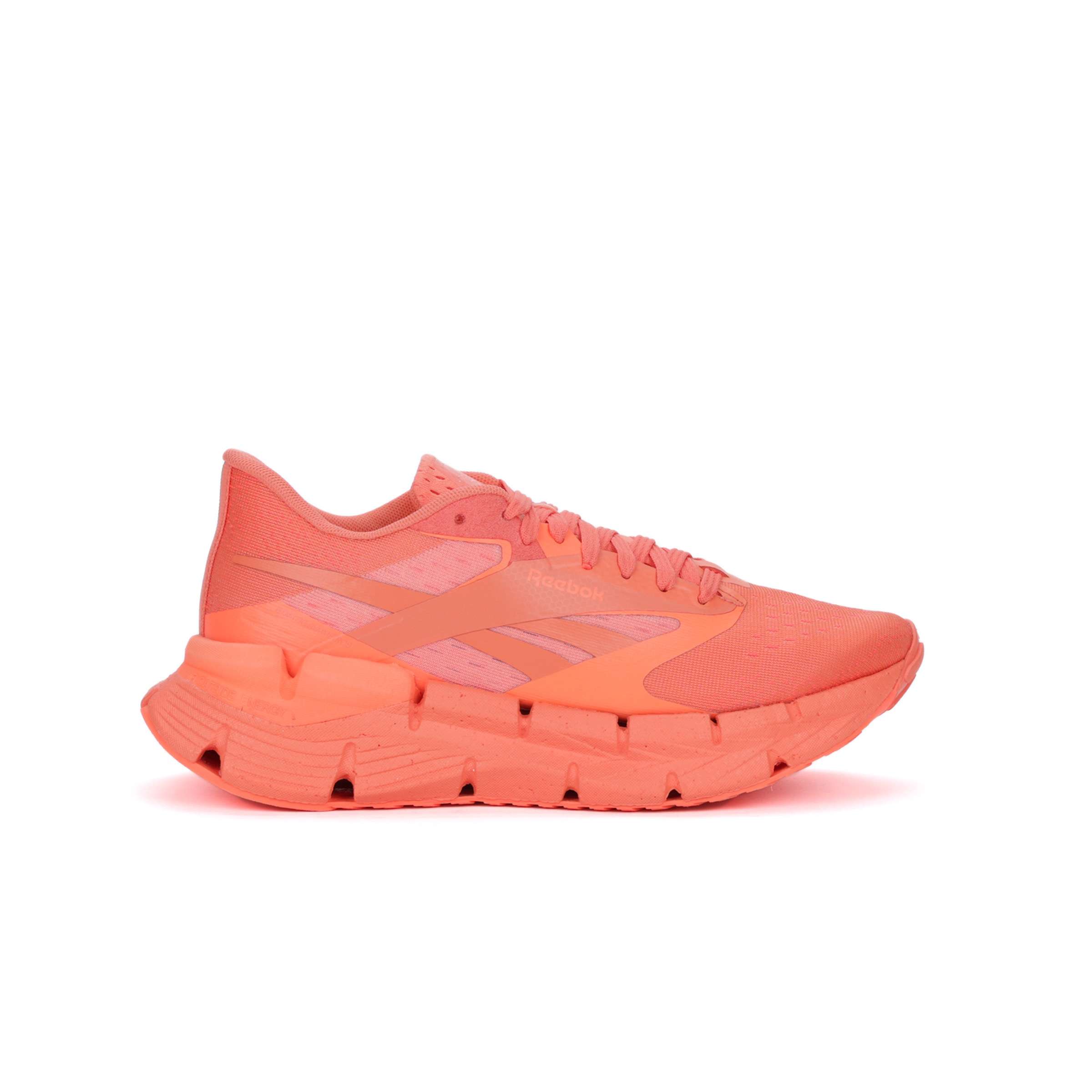 Los tenis Floatzig Symmetros Reebok con espuma Floatride Energy Foam que proporciona ligereza y retorno de energía.