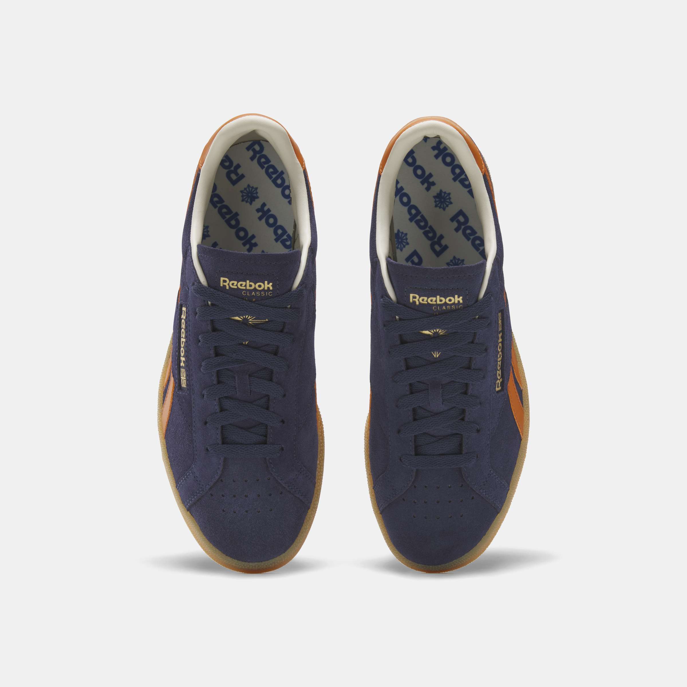 Los tenis Club C Grounds UK de Reebok combinan simplicidad y sofisticación, inspirándose en diseños clásicos de fútbol. image number 4