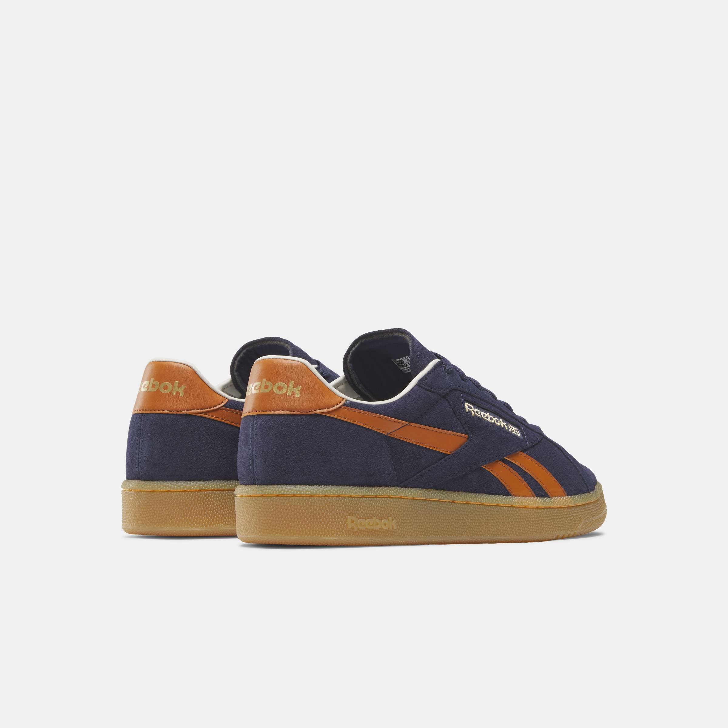 Los tenis Club C Grounds UK de Reebok combinan simplicidad y sofisticación, inspirándose en diseños clásicos de fútbol. image number 1