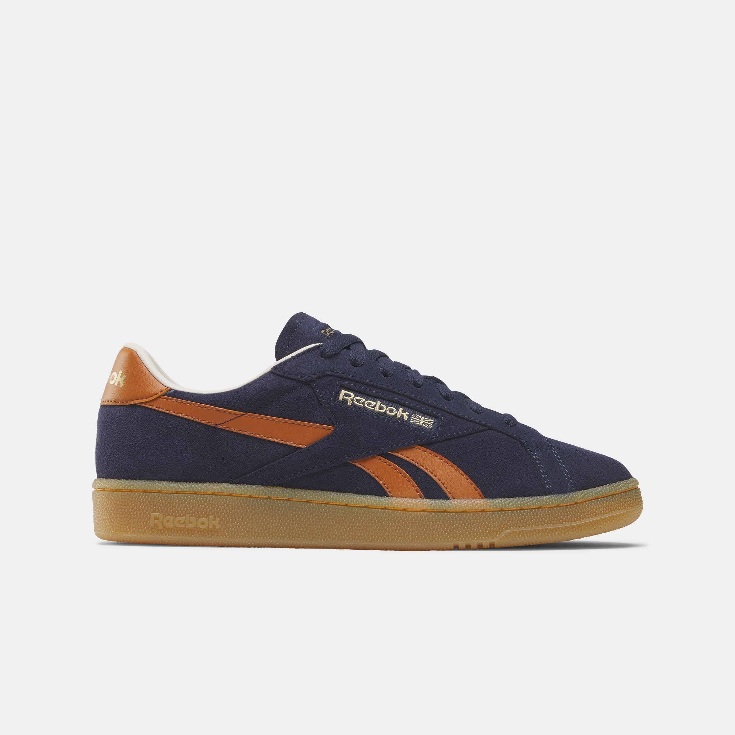 Los tenis Club C Grounds UK de Reebok combinan simplicidad y sofisticación, inspirándose en diseños clásicos de fútbol. image number 0