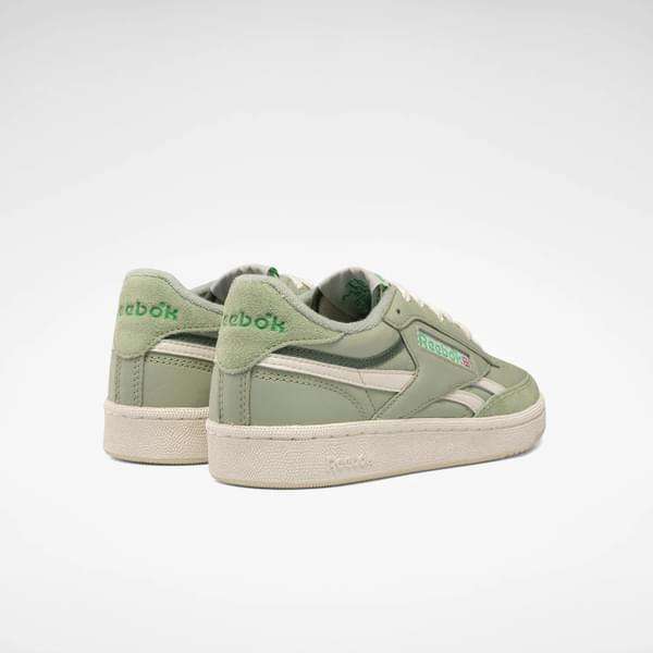 Hechos de piel vintage, ofrecen un aspecto retro y una sensación de la vieja escuela, con rayas laterales que realzan su diseño inspirado en el tenis.