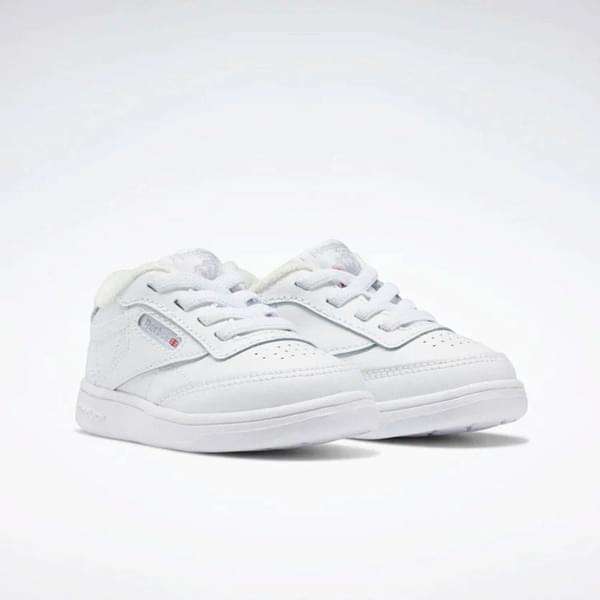 Únete al club: esta versión miniatura de los Club C originales homenajea al clásico modelo de tenis con un diseño elegante. image number 2