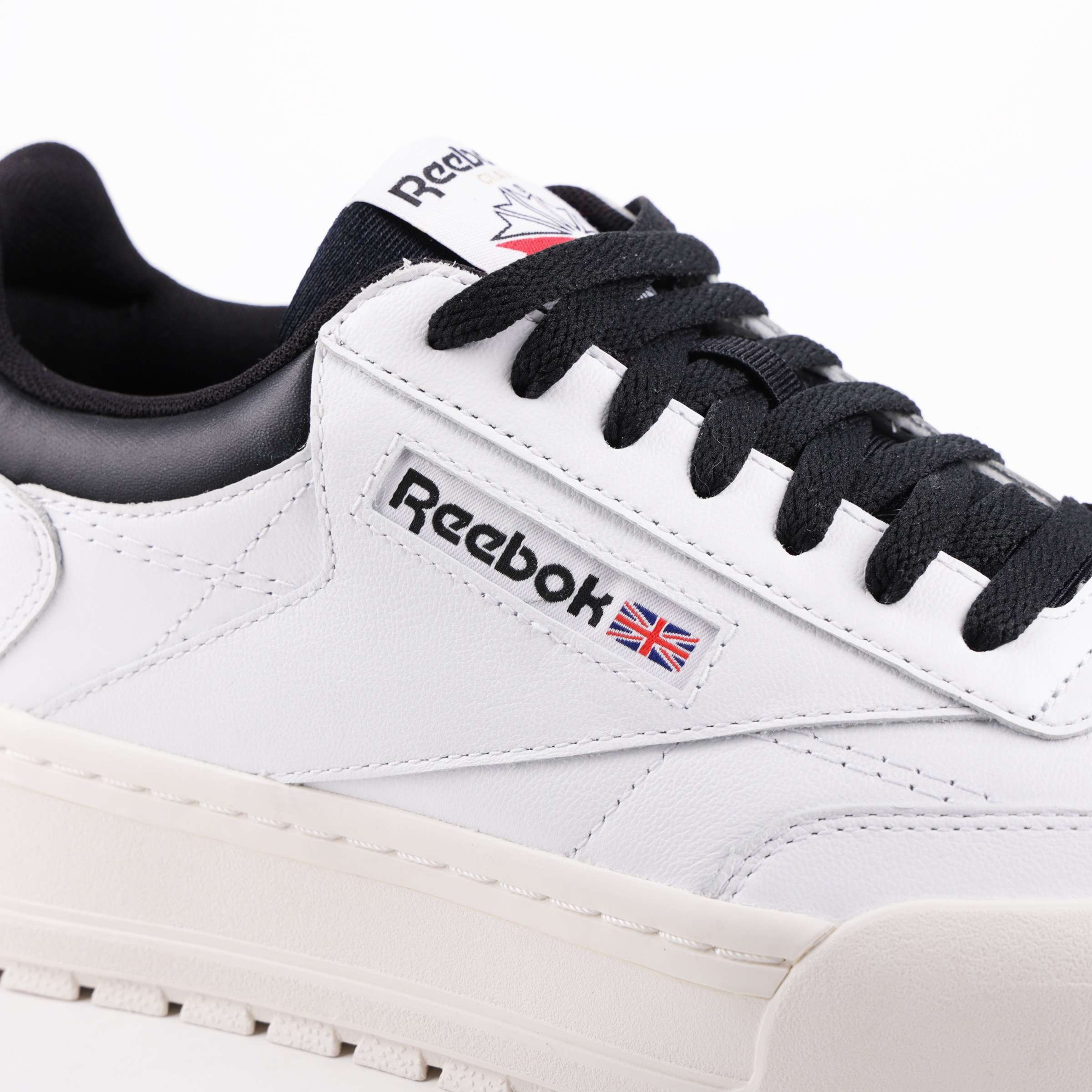 Luce una silueta atrevida, agrega una dosis extra de los años 90. Los colores originales los hacen Reebok. image number 6