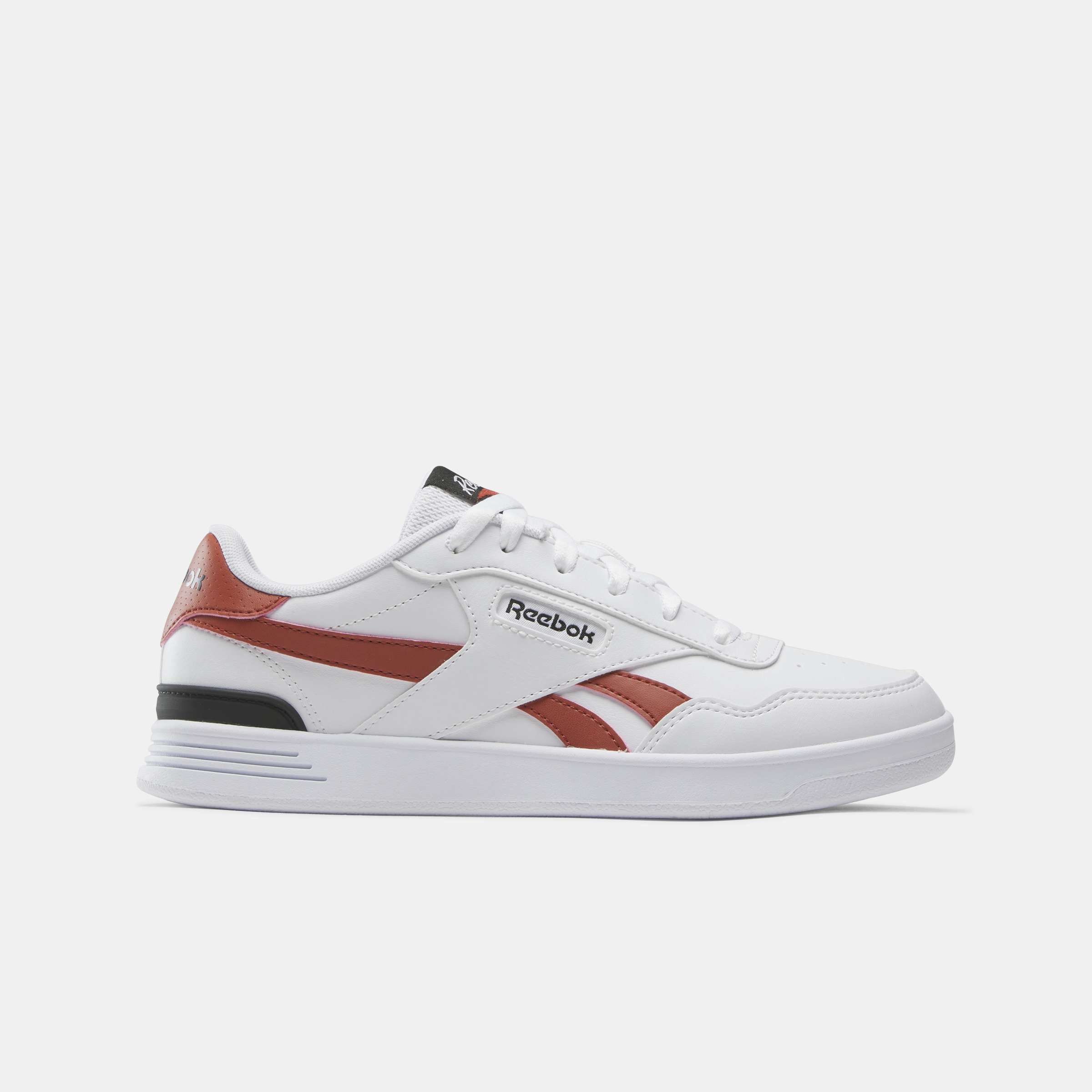 Estos tenis bajos inspirados en el tenis cuentan con una elegante parte superior de paneles y un clip en contraste en el talón. image number 0