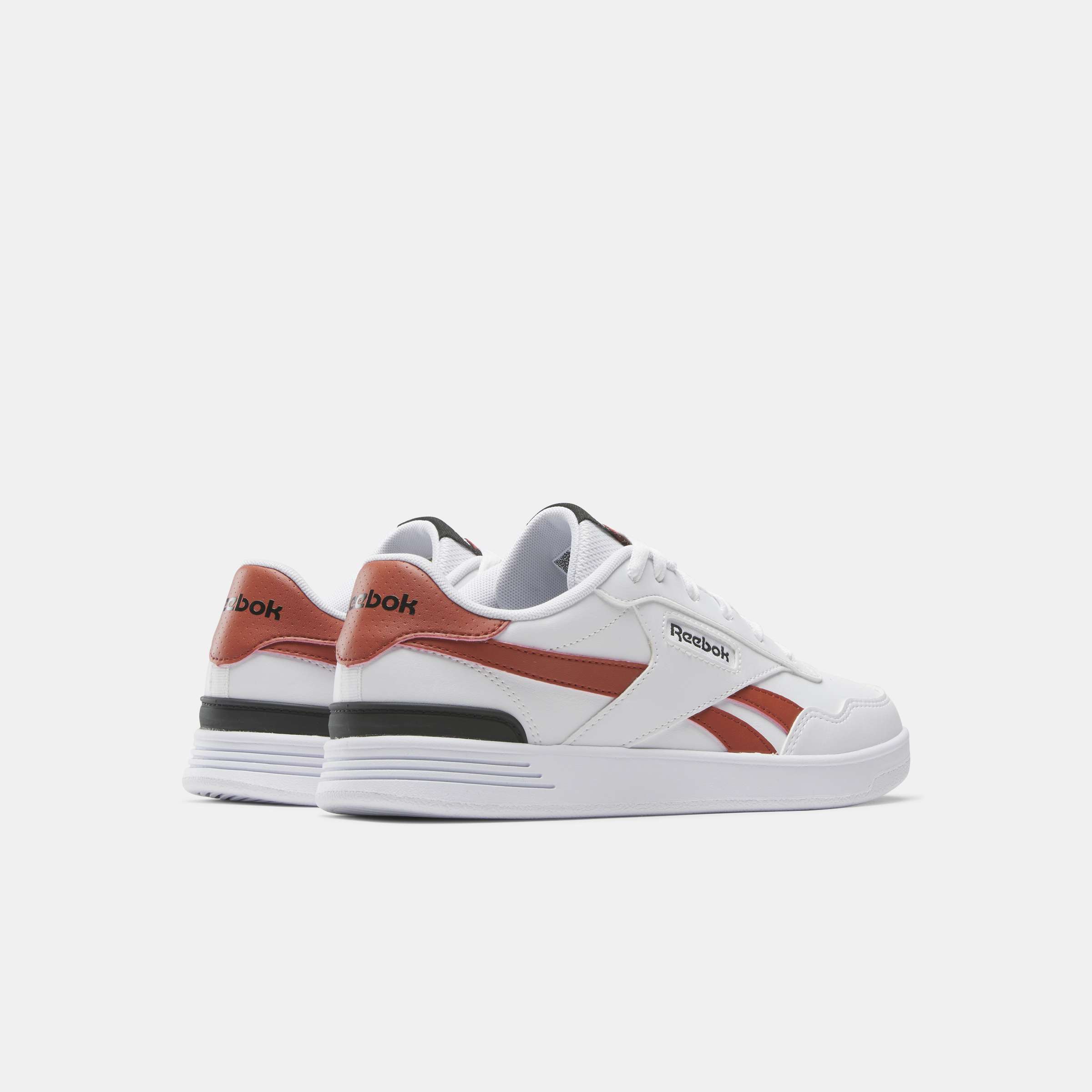 Estos tenis bajos inspirados en el tenis cuentan con una elegante parte superior de paneles y un clip en contraste en el talón. image number 1